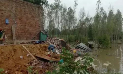 बरसात में भरभरा कर ढहा मकान, दो युवतियों की मौत, आठ घायल बरसात में भरभरा कर ढहा मकान, दो युवतियों की मौत, आठ घायल