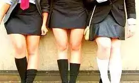 परीक्षा हॉल में मौजूद परीक्षा निरीक्षक ने उसके शॉर्ट्स पहने होने पर आपत्ति जताई तो फिर हुआ ये हाल ... परीक्षा हॉल में मौजूद परीक्षा निरीक्षक ने उसके शॉर्ट्स पहने होने पर आपत्ति जताई तो फिर हुआ ये हाल ...