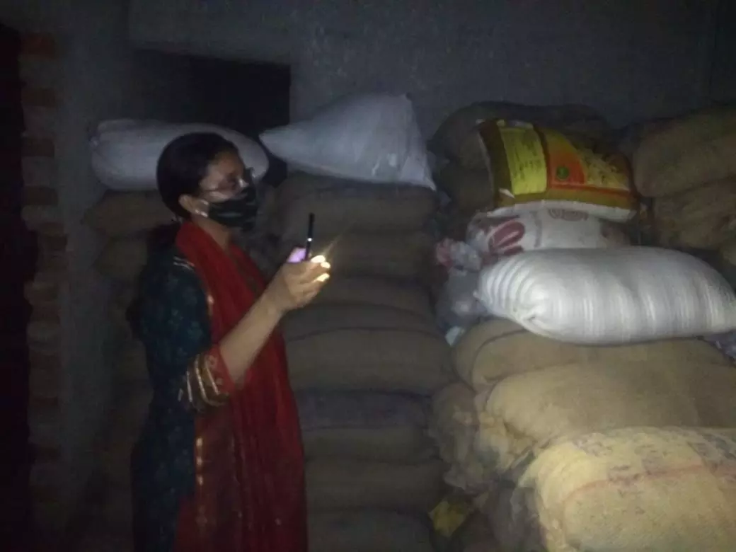सरकारी योजना के कालाबाजारी का 300 बोरा अरवा चावल बरामद सरकारी योजना के कालाबाजारी का 300 बोरा अरवा चावल बरामद