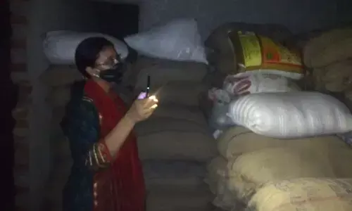 सरकारी योजना के कालाबाजारी का 300 बोरा अरवा चावल बरामद सरकारी योजना के कालाबाजारी का 300 बोरा अरवा चावल बरामद