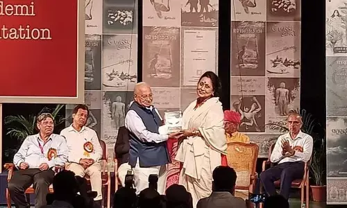 मनुष्य में जब शिवत्व जागता है तो वो लेखक बनता है।  शिवता के बिना कलाकार और लेखक होना मुश्किल है : विश्वनाथ तिवारी मनुष्य में जब शिवत्व जागता है तो वो लेखक बनता है।  शिवता के बिना कलाकार और लेखक होना मुश्किल है : विश्वनाथ तिवारी