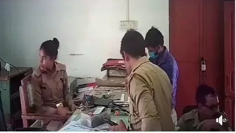 महिला सिपाही का घूस लेते Video वायरल, बाराबंकी के देवा थाने का बताया जा रहा है वीडियो, जांच के बाद महिला सिपाही हुई सस्पेंड महिला सिपाही का घूस लेते Video वायरल, बाराबंकी के देवा थाने का बताया जा रहा है वीडियो, जांच के बाद महिला सिपाही हुई सस्पेंड