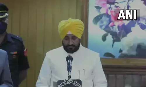 सीएम बने चरणजीत चन्नी, शपथ लेने के बाद राजभवन पहुंचे राहुल गांधी, हरीश रावत के बयान पर भड़के सुनील जाखड़ सीएम बने चरणजीत चन्नी, शपथ लेने के बाद राजभवन पहुंचे राहुल गांधी, हरीश रावत के बयान पर भड़के सुनील जाखड़