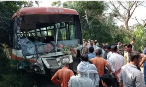 डीसीएम और रोडवेज बस की आमने सामने टक्कर, एक की मौत, 19 घायल