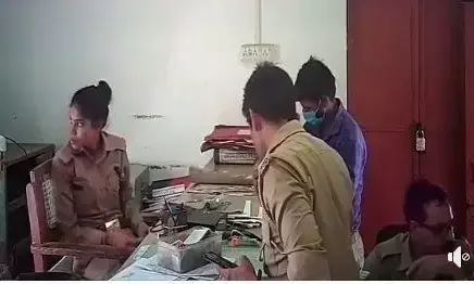 चलती ट्रेन और प्लेटफॉर्म के बीच गिरी बुजुर्ग महिला, वीडियो में देखें कैसी बची जान