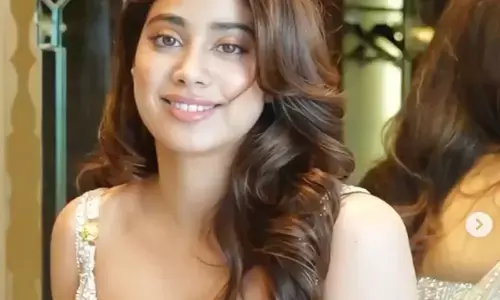 कैसे किया एक्ट्रेस जाह्नवी कपूर के कथित बॉयफ्रेंड ने गाल पर किया KISS, देखें वीडियो कैसे किया एक्ट्रेस जाह्नवी कपूर के कथित बॉयफ्रेंड ने गाल पर किया KISS, देखें वीडियो