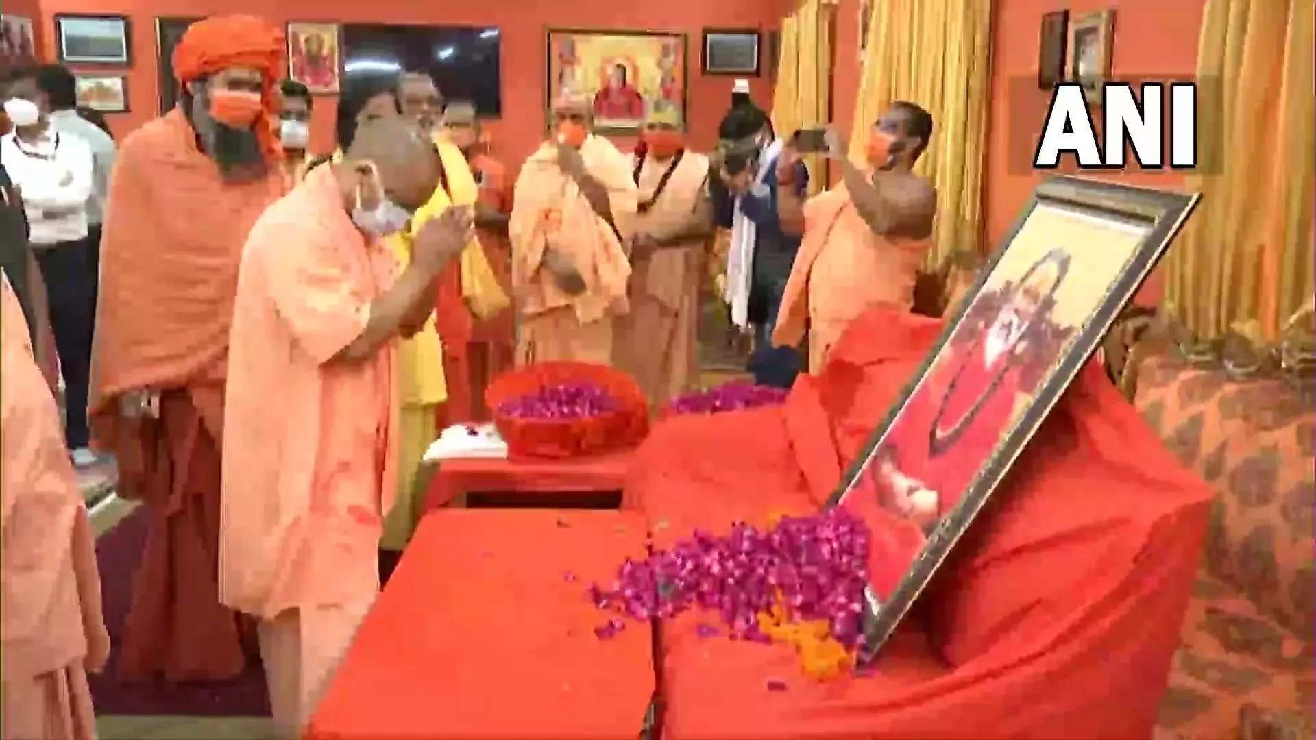 LIVE: प्रयागराज पहुंच सीएम योगी ने दी महंत नरेंद्र गिरि को दी श्रद्धांजलि, बोले- दोषी अवश्य सजा पाएगा