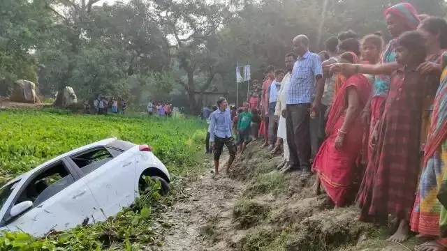 सड़क किनारे गड्ढे के पानी में गिरी कार, 5 की मौत सड़क किनारे गड्ढे के पानी में गिरी कार, 5 की मौत