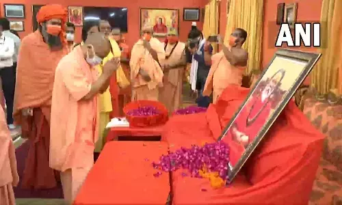 LIVE: प्रयागराज पहुंच सीएम योगी ने दी महंत नरेंद्र गिरि को दी श्रद्धांजलि, बोले- दोषी अवश्य सजा पाएगा LIVE: प्रयागराज पहुंच सीएम योगी ने दी महंत नरेंद्र गिरि को दी श्रद्धांजलि, बोले- दोषी अवश्य सजा पाएगा