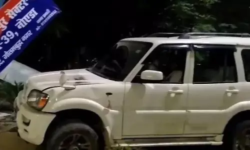 नोएडा ब्रेकिंग न्यूज : डिवाइडर पर बैठी माँ-बेटी को स्कार्पियो गाड़ी ने मारी जोरदार टक्कर, जिससे माँ बेटी की मौत नोएडा ब्रेकिंग न्यूज : डिवाइडर पर बैठी माँ-बेटी को स्कार्पियो गाड़ी ने मारी जोरदार टक्कर, जिससे माँ बेटी की मौत