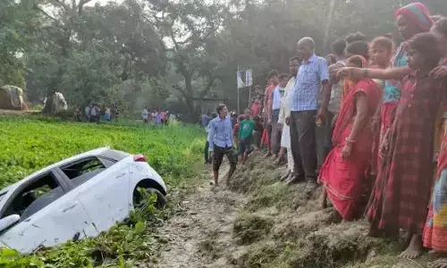 सड़क किनारे गड्ढे के पानी में गिरी कार, 5 की मौत सड़क किनारे गड्ढे के पानी में गिरी कार, 5 की मौत
