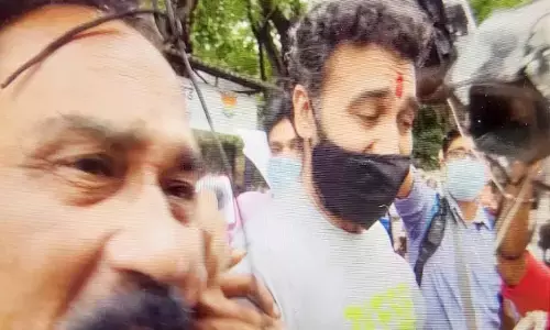 जेल से बाहर आए राज कुंद्रा, देखें शिल्पा शेट्टी के पति की पहली तस्वीर जेल से बाहर आए राज कुंद्रा, देखें शिल्पा शेट्टी के पति की पहली तस्वीर