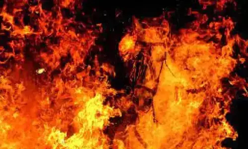 चाचा ने भतीजे को जिंदा जलाया, मामा के कहने पर चाचा-चाची और दादा-दादी को ने पुलिस हिरासत में लिया चाचा ने भतीजे को जिंदा जलाया, मामा के कहने पर चाचा-चाची और दादा-दादी को ने पुलिस हिरासत में लिया