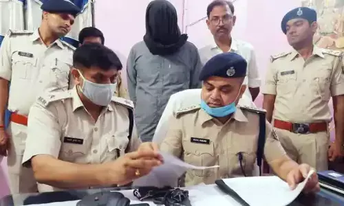 युवती का यौन शोषण करने के लिए युवक बना नकली IPS अफसर, हिस्ट्री खंगाल गई तो पुलिस भी हो गई हैरान युवती का यौन शोषण करने के लिए युवक बना नकली IPS अफसर, हिस्ट्री खंगाल गई तो पुलिस भी हो गई हैरान