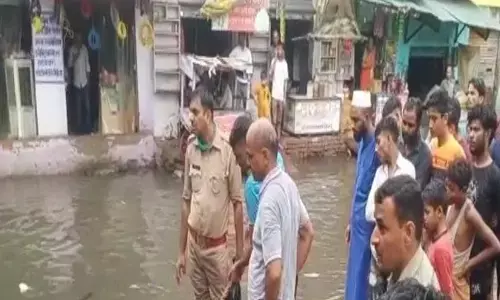 आगरा: बारिश से उफनाए नाले में बह गई 5 साल की मासूम बच्ची, घंटे भर बाद मिला शव आगरा: बारिश से उफनाए नाले में बह गई 5 साल की मासूम बच्ची, घंटे भर बाद मिला शव