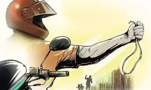 25 हजार के जूते और 30 हजार की जैकेट पहनता है ये स्नैचर, लग्जरी लाइफस्टाइल जानकर पुलिस भी हैरान 25 हजार के जूते और 30 हजार की जैकेट पहनता है ये स्नैचर, लग्जरी लाइफस्टाइल जानकर पुलिस भी हैरान