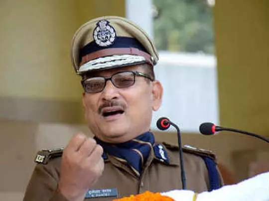 अयोध्या में भिक्षा मांगते थे बिहार के पूर्व डीजीपी, जानें कब नाली की पुलिया पर गुजारे है रात अयोध्या में भिक्षा मांगते थे बिहार के पूर्व डीजीपी, जानें कब नाली की पुलिया पर गुजारे है रात