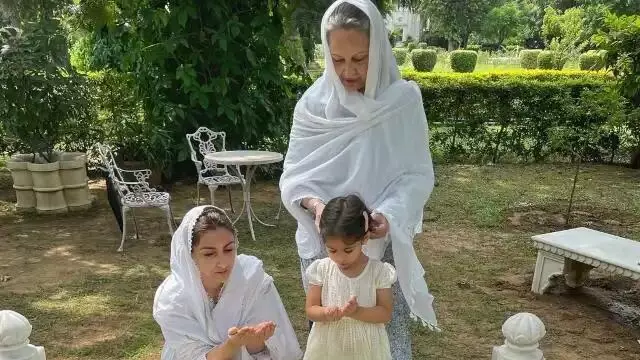 पति की पुण्यतिथि पर उनकी कब्र पर पहुंची शर्मिला टैगोर, बेटी ने शेयर की इमोशनल तस्वीरें पति की पुण्यतिथि पर उनकी कब्र पर पहुंची शर्मिला टैगोर, बेटी ने शेयर की इमोशनल तस्वीरें