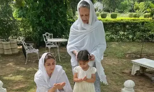 पति की पुण्यतिथि पर उनकी कब्र पर पहुंची शर्मिला टैगोर, बेटी ने शेयर की इमोशनल तस्वीरें पति की पुण्यतिथि पर उनकी कब्र पर पहुंची शर्मिला टैगोर, बेटी ने शेयर की इमोशनल तस्वीरें