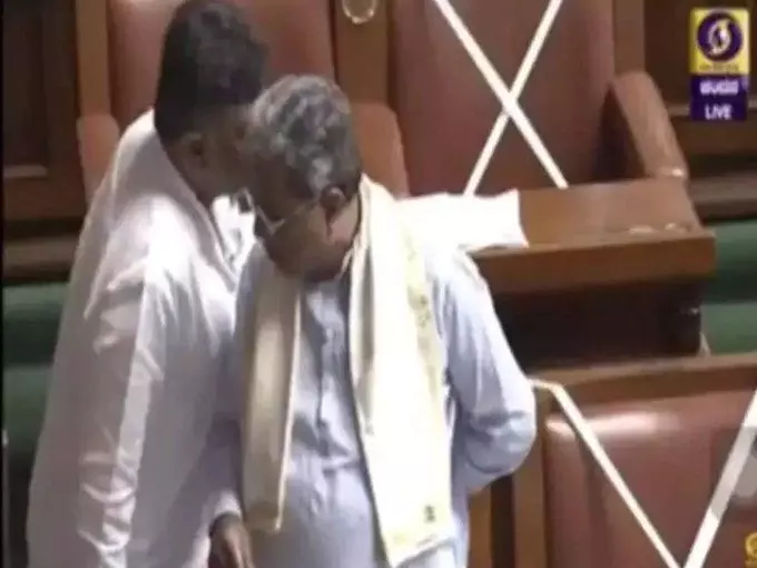 Karnataka News: बोलते-बोलते विधानसभा में खुल गई कांग्रेस नेता सिद्धारमैया की धोती