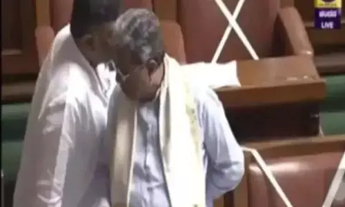 Karnataka News: बोलते-बोलते विधानसभा में खुल गई कांग्रेस नेता सिद्धारमैया की धोती Karnataka News: बोलते-बोलते विधानसभा में खुल गई कांग्रेस नेता सिद्धारमैया की धोती
