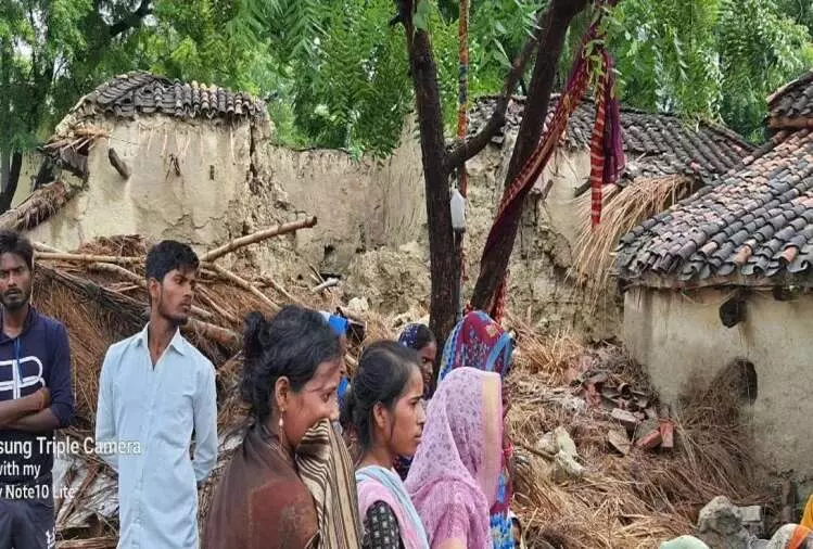 बारिश के चलते हादसा: कच्चे मकान की दीवार गिरी, मलबे में दबकर भाई की मौत, बहन घायल