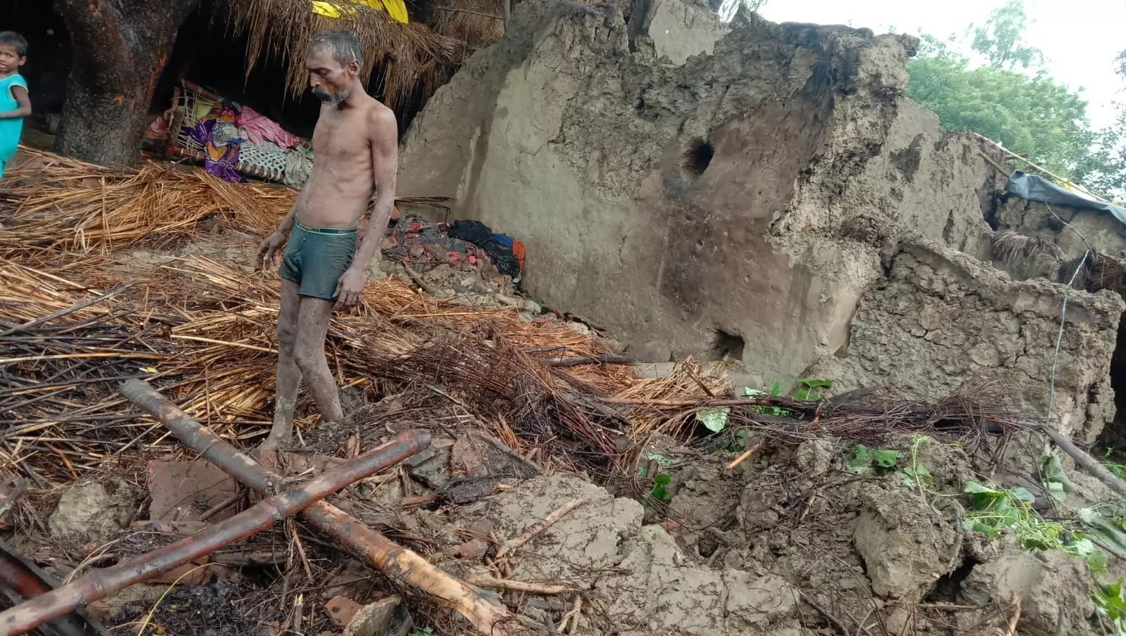 घर गिरी से नानी नातिन समेत दो की मौत, आधा दर्जन घायल