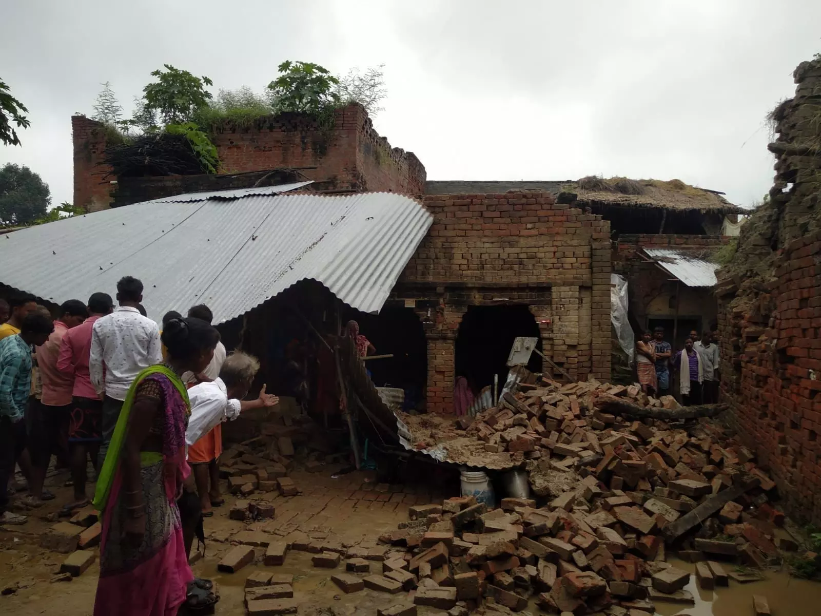 दर्जनो घर गिरे, महिला समेत दो की मौत, लोगो को प्रशासन से मदद की आस दर्जनो घर गिरे, महिला समेत दो की मौत, लोगो को प्रशासन से मदद की आस