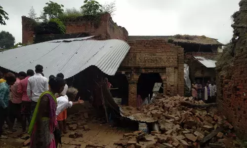 दर्जनो घर गिरे, महिला समेत दो की मौत, लोगो को प्रशासन से मदद की आस दर्जनो घर गिरे, महिला समेत दो की मौत, लोगो को प्रशासन से मदद की आस