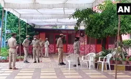 महंत नरेंद्र गिरि केस: बाघम्बरी मठ पहुंची सीबीआई की टीम, इन लोगों से कर सकती है पूछताछ महंत नरेंद्र गिरि केस: बाघम्बरी मठ पहुंची सीबीआई की टीम, इन लोगों से कर सकती है पूछताछ