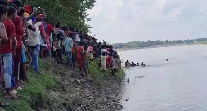 मोतिहारी में बड़ा नाव हादसा : कई डूबे,एक बच्ची का शव बरामद ,15 लोग नाव पर थे सवार
