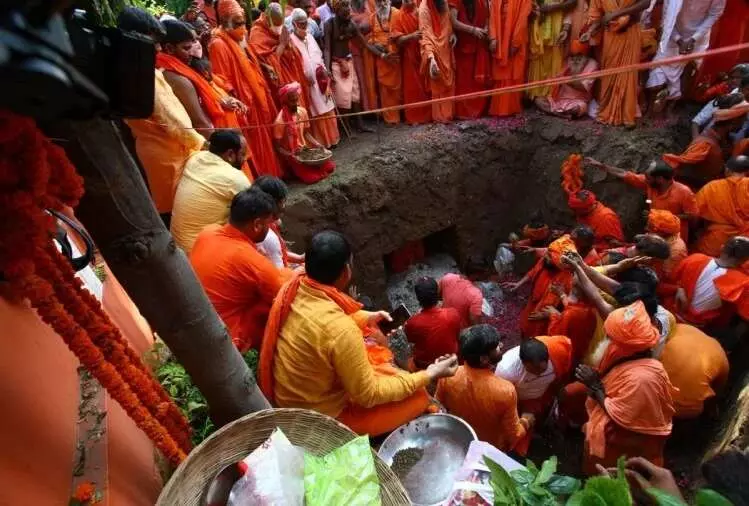 महंत नरेंद्र गिरि की समाधि के कुछ घंटे बाद बाघंबरी मठ में हुई चमत्कारी घटना, सेवादार ने कही ये बड़ी बात