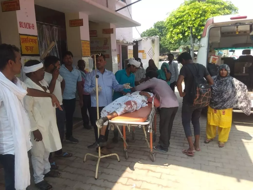 ट्रक व बाइक सवार के बीच हुई भिड़त, बाइक सवार गंभीर रूप से घायल ट्रक व बाइक सवार के बीच हुई भिड़त, बाइक सवार गंभीर रूप से घायल