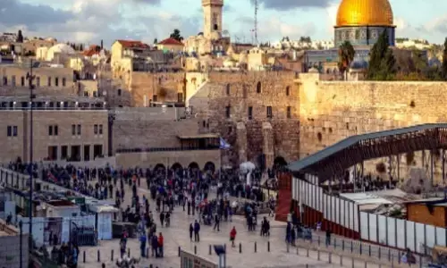 इतिहास का बग़ौर अध्ययन करें तो यह नतीजा निकाला जा सकता है कि यहूदी समुदाय केवल प्रवासी की स्थिति में ही उन्नति और विकास कर सकता है