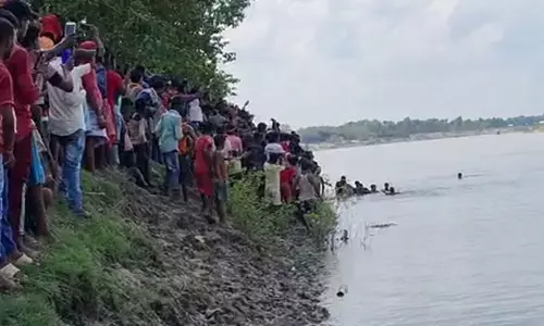 मोतिहारी में बड़ा नाव हादसा : कई डूबे,एक बच्ची का शव बरामद ,15 लोग नाव पर थे सवार मोतिहारी में बड़ा नाव हादसा : कई डूबे,एक बच्ची का शव बरामद ,15 लोग नाव पर थे सवार