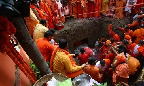 महंत नरेंद्र गिरि की समाधि के कुछ घंटे बाद बाघंबरी मठ में हुई चमत्कारी घटना, सेवादार ने कही ये बड़ी बात महंत नरेंद्र गिरि की समाधि के कुछ घंटे बाद बाघंबरी मठ में हुई चमत्कारी घटना, सेवादार ने कही ये बड़ी बात