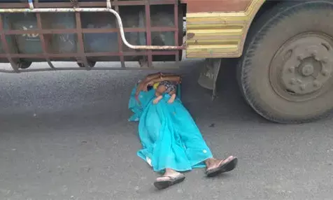 आत्महत्या के लिए मासूम को लेकर ट्रक के नीचे लेटी महिला आत्महत्या के लिए मासूम को लेकर ट्रक के नीचे लेटी महिला