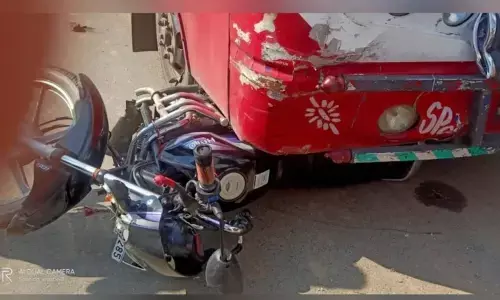 भीषण हादसा: बाइक को दो किलोमीटर तक घसीटकर ले गया बस चालक, युवक की मौत भीषण हादसा: बाइक को दो किलोमीटर तक घसीटकर ले गया बस चालक, युवक की मौत