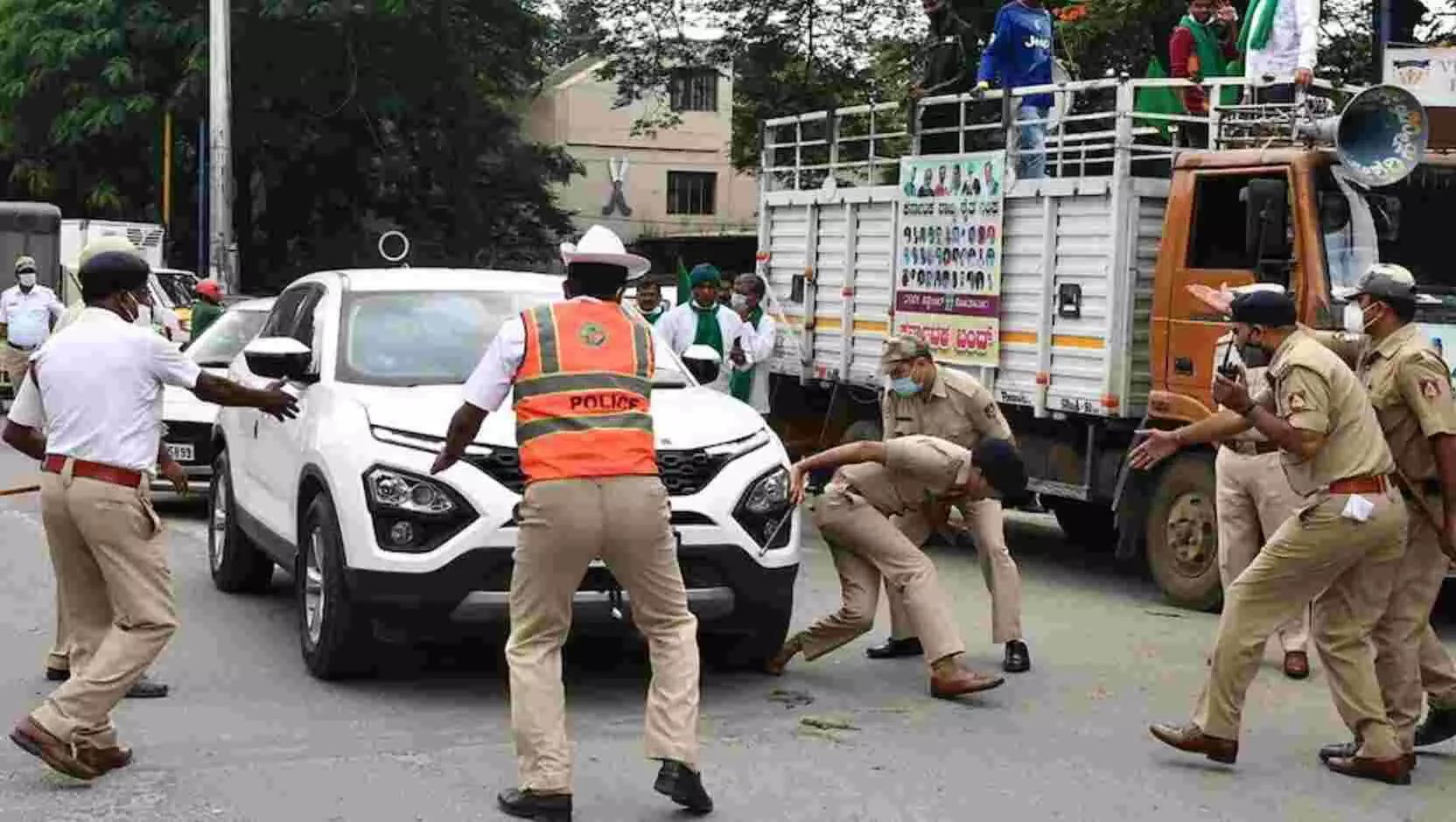 भारत बंद के दौरान किसान नेता की SUV चढ़ी DCP के पैर पर, पुलिसकर्मियों ने बचाया