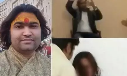 अपहरण का मुकदमा लिखाने वाले भागवताचार्य का दूसरा रूप, महिला को पीटते और शराब पीते वीडियो वायरल अपहरण का मुकदमा लिखाने वाले भागवताचार्य का दूसरा रूप, महिला को पीटते और शराब पीते वीडियो वायरल