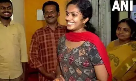 दिहाड़ी मजदूर की बेटी ने पास किया UPSC एग्जाम, बोलीं- 15 साल का सपना हुआ सच दिहाड़ी मजदूर की बेटी ने पास किया UPSC एग्जाम, बोलीं- 15 साल का सपना हुआ सच