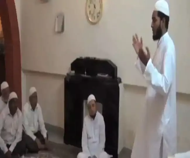 UP: सीनियर IAS अधिकारी के घर लगी कट्टरता की पाठशाला, धर्मांतरण का लग रहा है आरोप, डिप्टी सीएम बोले- जांच होगी UP: सीनियर IAS अधिकारी के घर लगी कट्टरता की पाठशाला, धर्मांतरण का लग रहा है आरोप, डिप्टी सीएम बोले- जांच होगी