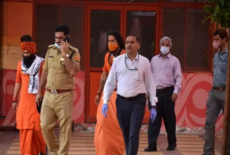 नरेंद्र गिरि केस: ....झूठ मत बोलो, सीबीआई आज आनंद गिरि, आद्या तिवारी और संदीप तिवारी से पूछताछ करेगी नरेंद्र गिरि केस: ....झूठ मत बोलो, सीबीआई आज आनंद गिरि, आद्या तिवारी और संदीप तिवारी से पूछताछ करेगी