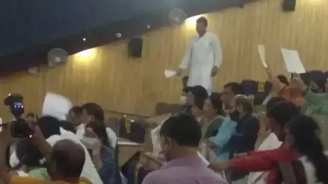 महापौर ने आप के नेता विपक्ष सहित 17 पार्षदों को 15 दिन के लिए निलंबित किया महापौर ने आप के नेता विपक्ष सहित 17 पार्षदों को 15 दिन के लिए निलंबित किया
