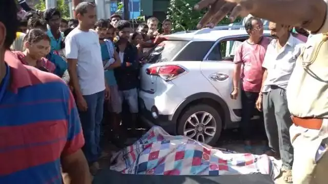 तेज रफ्तार कार पहले स्कूटी सवार को टक्कर मारी उसके बाद छह लोगों को रौंदा, दो की मौत तेज रफ्तार कार पहले स्कूटी सवार को टक्कर मारी उसके बाद छह लोगों को रौंदा, दो की मौत