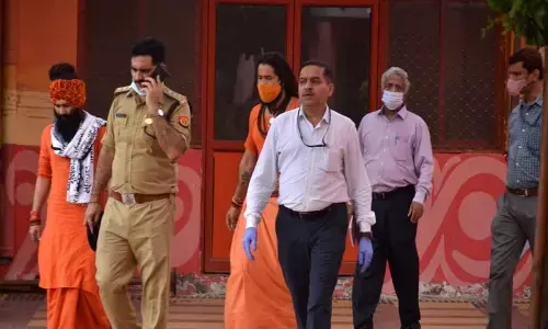 नरेंद्र गिरि केस: आनंद गिरि को फ्लाइट से हरिद्वार ले गई सीबीआई नरेंद्र गिरि केस: आनंद गिरि को फ्लाइट से हरिद्वार ले गई सीबीआई