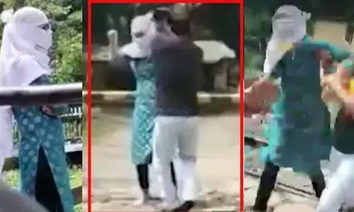 नौकरी ना मिलने से परेशान युवती पटरी पर सुसाइड करने जा पहुंची. ट्रेन आते देख शख्स ने खींचकर बचाई जान