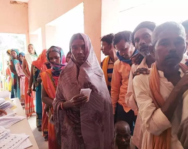 पंचायत चुनाव में मारपीट, हंगामा, दूसरे चरण का मतदान संपन्न, 55.02% हुई वोटिंग पंचायत चुनाव में मारपीट, हंगामा, दूसरे चरण का मतदान संपन्न, 55.02% हुई वोटिंग