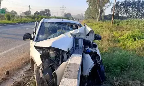 कार अनियंत्रित होकर सड़क किनारे पुलिया से जा टकराई, एक ही परिवार के तीन लोगों की मौत