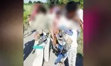 यूपी में प्रेमी जोड़े के चेहरे पर कालिख पोतकर और चप्पलों की माला पहनाकर गांव में घुमाया, फिर... यूपी में प्रेमी जोड़े के चेहरे पर कालिख पोतकर और चप्पलों की माला पहनाकर गांव में घुमाया, फिर...